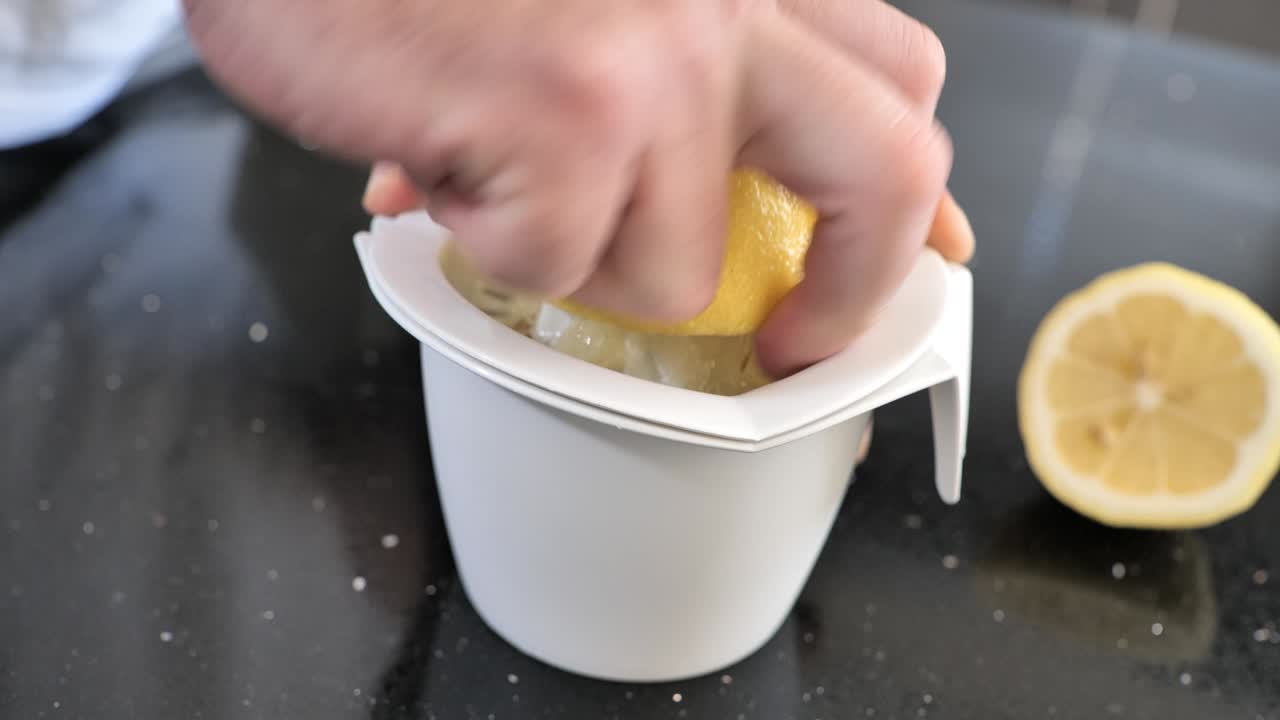 Primer plano de exprimir un limón.