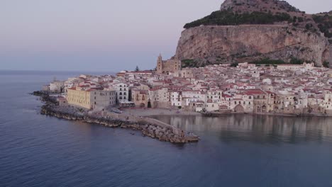 Luftaufnahme-Der-Mittelalterlichen-Stadt-Cefalu-Im-Sommer-Bei-Sonnenuntergang,-Sizilien,-Italien