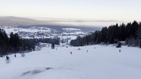 esquiar en la hermosa naturaleza bávara al atardecer en fichtelgebirge mehlmeisel