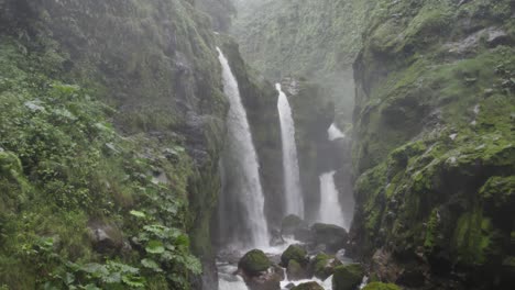 movimiento de drones en primer plano de la cascada en la selva costa rica