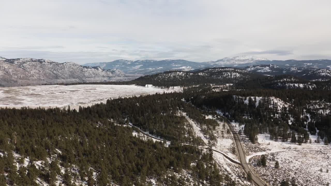 escape a un paraíso invernal: vista aérea de la carretera barnhartvale cubierta de nieve en kamloops