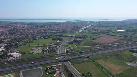 Lattes-Luftaufnahme-Mit-Mittelmeer-Im-Hintergrund,-Leere-Autobahnantenne