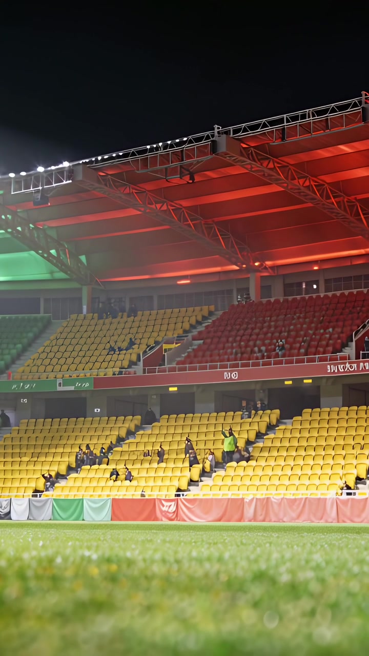 Video verticale: Telecamera che si allontana rivelando il campo focalizzandosi sullo stadio illuminato, per mostrare i posti a sedere