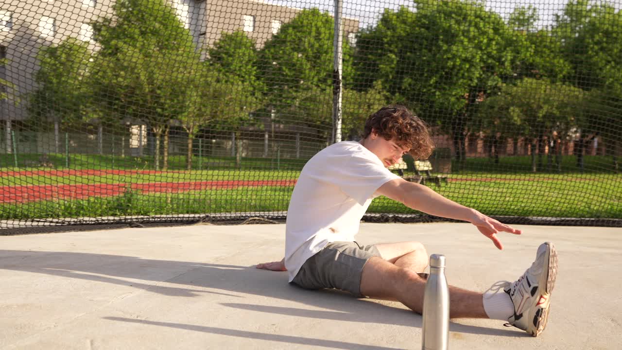 hombre estirándose al aire libre