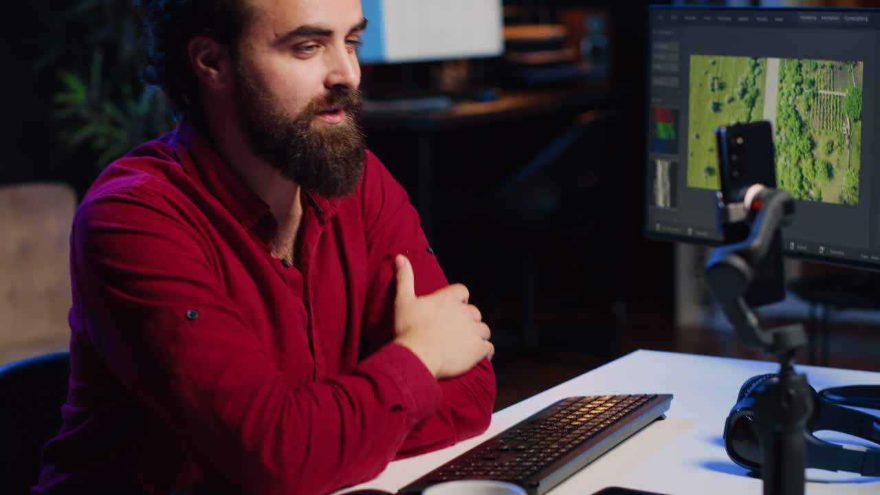 creador de contenido de videografía transmisión en vivo, hablando con la audiencia sobre la edición de videos