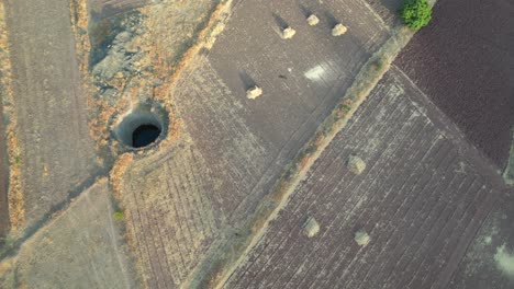 Leeres-Getreidefeld-In-Der-Nähe-Des-Yamai-Tempels-In-Aundh,-Nahaufnahme-Einer-Drohne