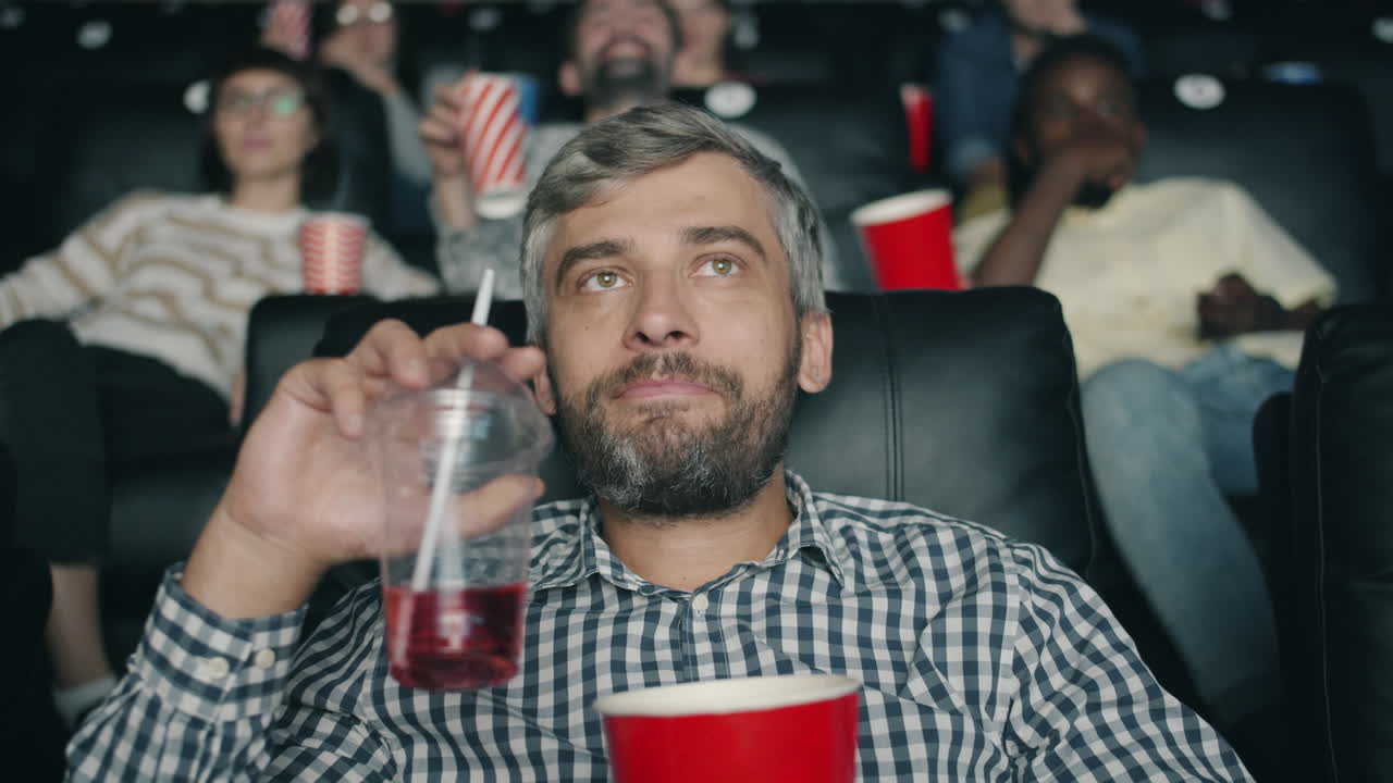 espectadores disfrutando de una película