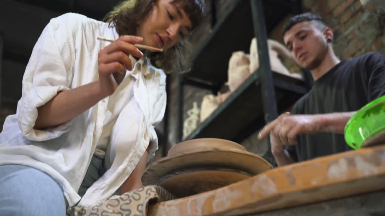 clase de cerámica: los estudiantes aprenden y crean