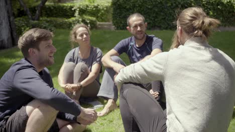 amigos alegres reuniéndose juntos en el parque