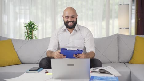 Hombre-Trabajador-De-Oficina-En-Casa-Mirando-Archivos-De-Papeleo.