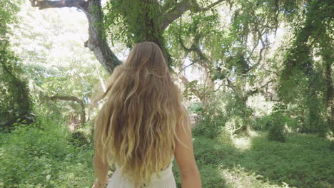 mujer camina a través de la armoniosa selva tropical tranquilamente disfrutando del sol