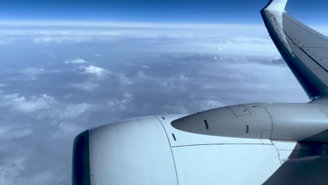 Flugzeugtriebwerk,-Das-Mit-Flauschigen-Weißen-Wolken-Am-Himmel-Fliegt