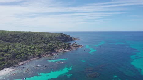 imágenes aéreas sobrevolando las aguas turquesas y los matorrales nativos de bunker bay en el oeste de australia