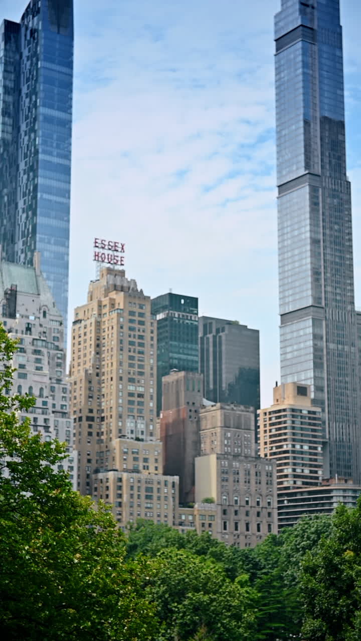 Nova York, EUA, 1 de agosto de 2025: Essex House e arranha-céus modernos no horizonte da cidade de Nova York. Horizonte da cidade de Nova York com a placa da Essex House e torres de vidro modernas acima do Central Park