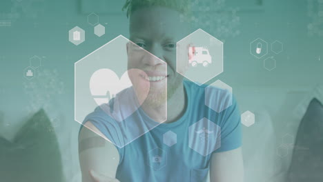 animación de múltiples iconos sobre el retrato de un hombre albino afroamericano sonriente tocando el brazo