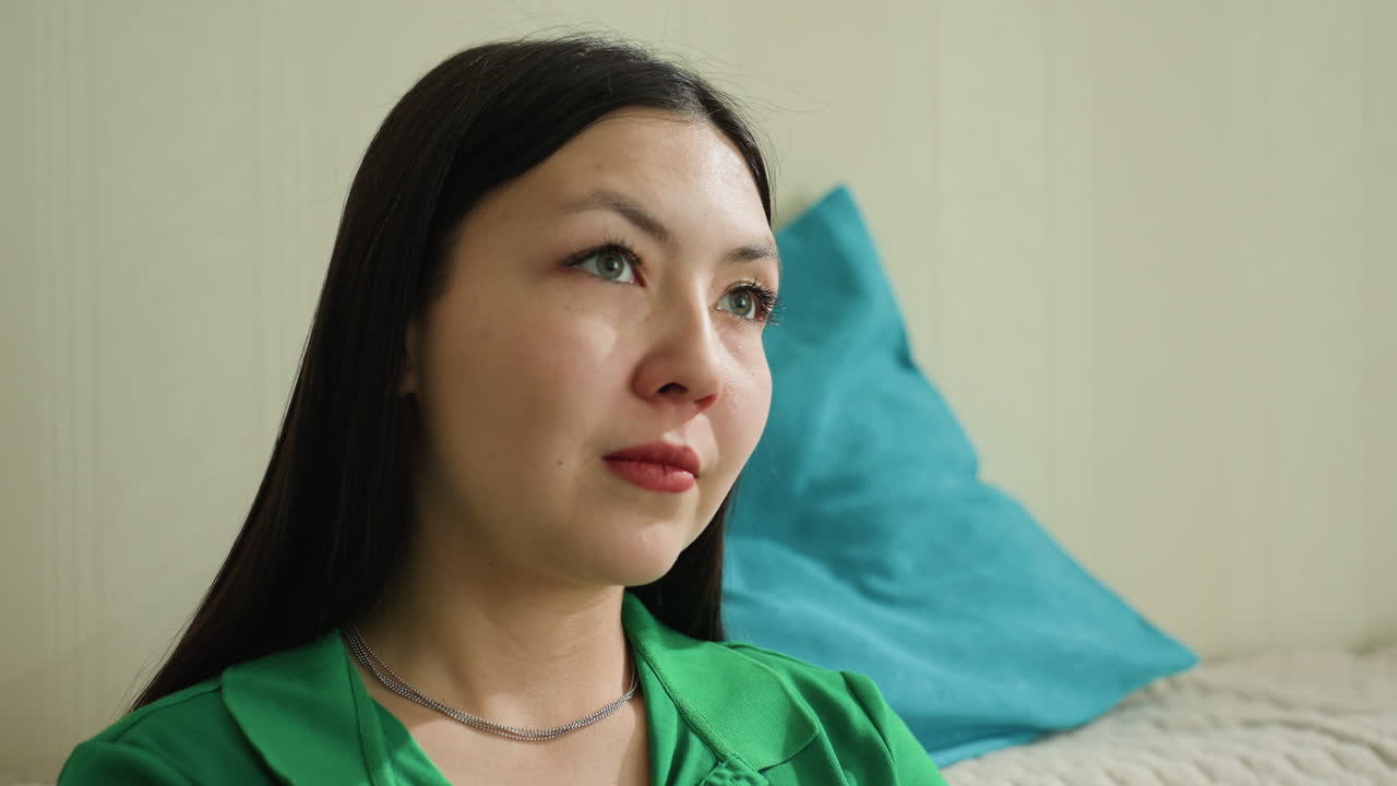 명상하는 아시아 여성, 차분한 환경에서 생각에 잠긴 여성, 평화로운 주변 환경에서 휴식을 취하는 평온한 아시아 여성, 실내에서 평화롭게 조용한 사색에 몰두하는 고요한 아시아 여성