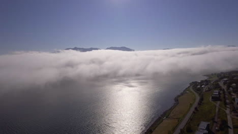 Luftaufnahme-Von-Wolken,-Die-über-Einem-Fjord-Ziehen