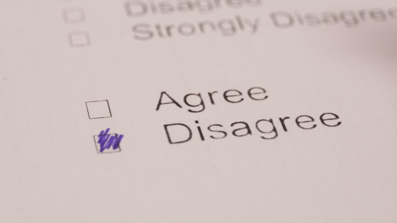 설문조사 질문에 펜으로 동의하지 않는다고 표시하는 사람