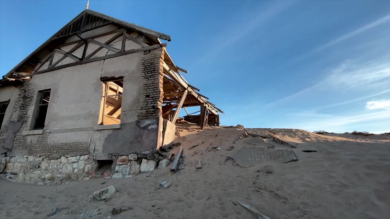 ruinas abandonadas de edificios en la arena de kolmannskuppe namibia