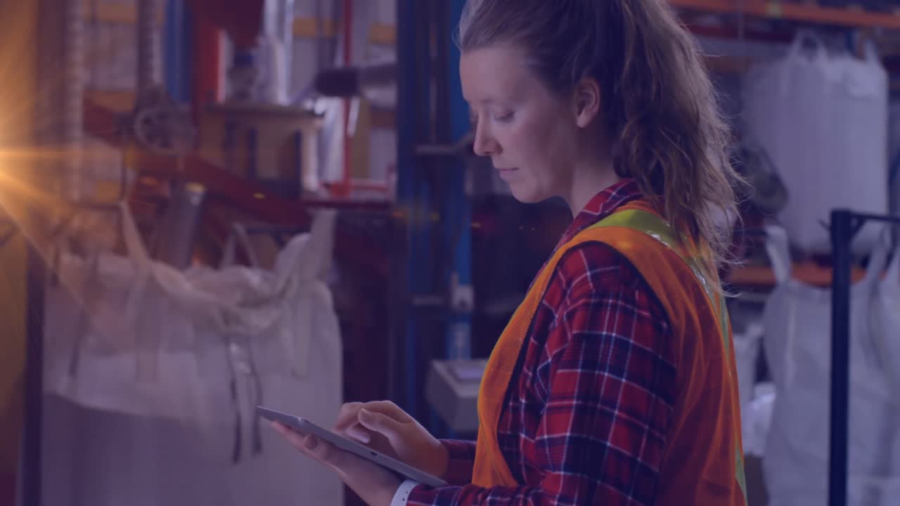 animación de puntos de luz sobre una trabajadora caucásica con una tableta en un almacén