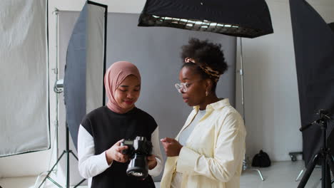 Photographers-working-in-studio