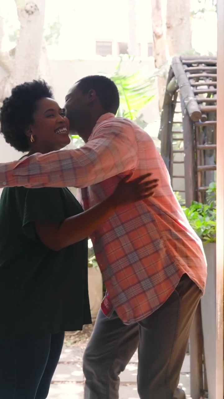 Video verticale: Coppia che si saluta, donna che apre la porta mentre l'uomo porta un bouquet rosa da regalare