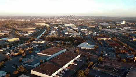 Calgary-Foothills-Area-Bei-Sonnenaufgang-Mit-Innenstadtkern-Im-Hintergrund