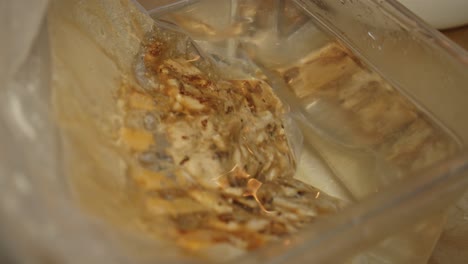 brochetas de pollo sous vide dentro de un envasado al vacío, calentándose en agua