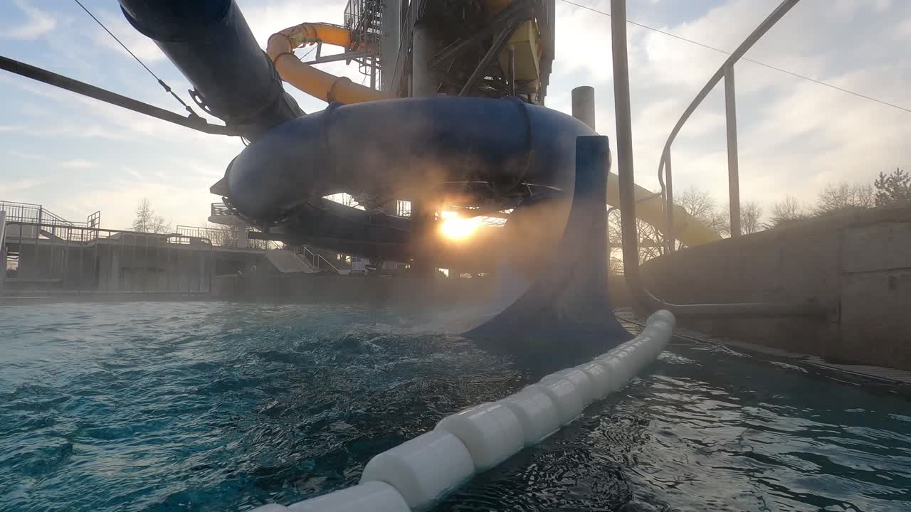 석양에 스파와 아쿠아 파크 수영장에서 물결치는 물