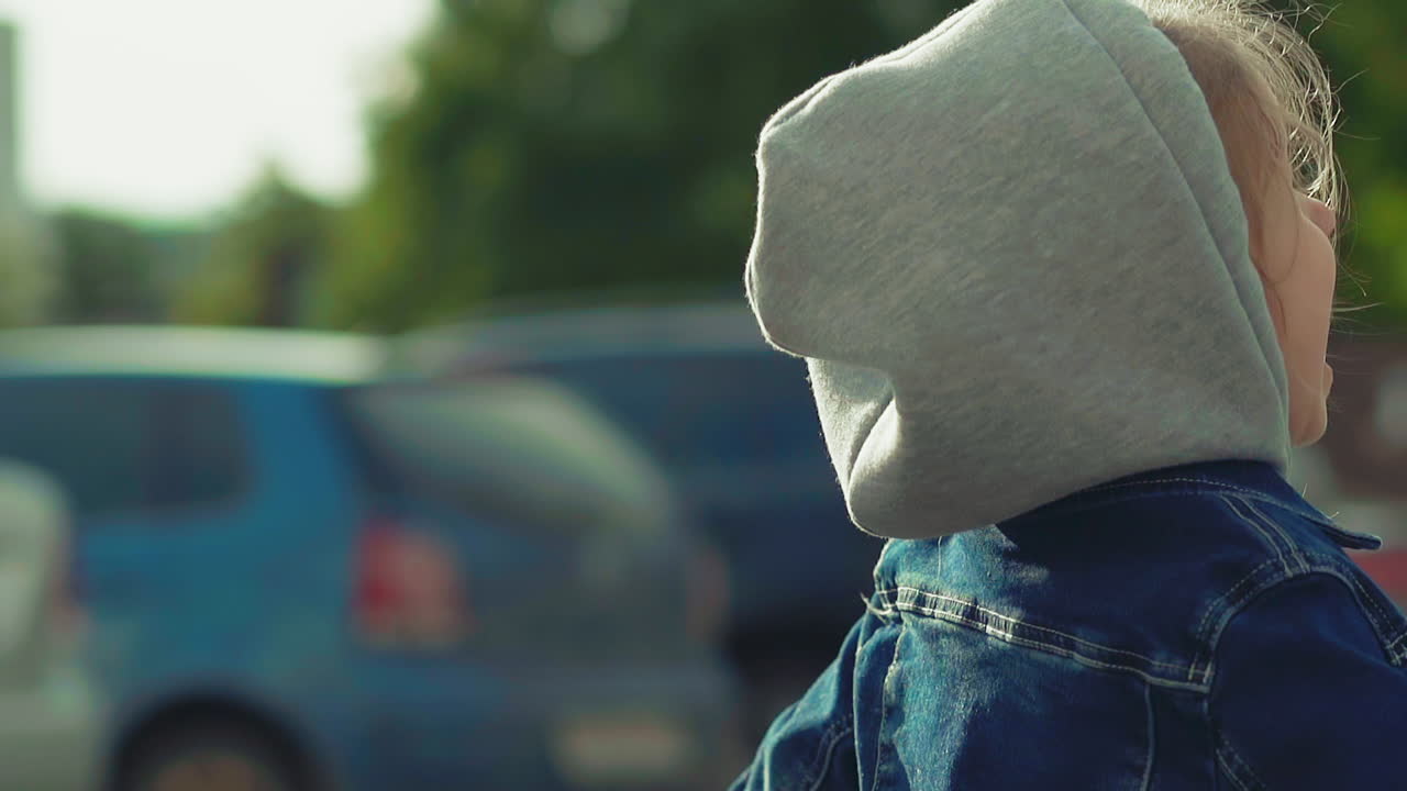 회색 후드를 입은 소녀는  ⁇ 은 봄날에 뛰어내리는  ⁇  재미있다