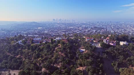 Häuser-Auf-Einem-Wohngebiet-In-Hollywood,-Hügellandschaft---Drohnenflug-über-Los-Angeles,-Kalifornien