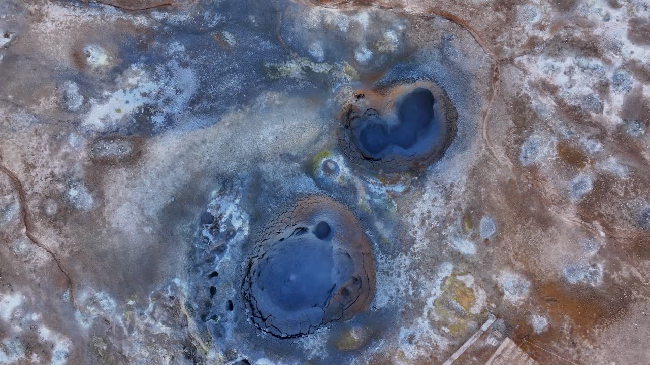 아이슬란드의 myvatn 지역에는 다양한 색의 황 결정으로 둘러싸인 작은 흡연 굴을 보여주는 비디오가 있습니다.