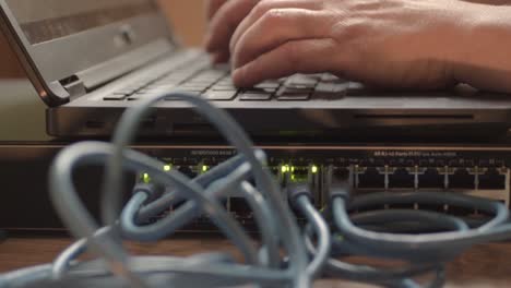 ingeniero de red que trabaja en el interruptor de cable ethernet