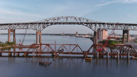 Toma-De-Grúa-Del-Puente-Del-Río-Calcasieu-En-El-Lago-Charles,-Louisiana