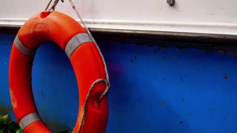 Orange-Rettungsring-Auf-Dem-Boot-Installiert