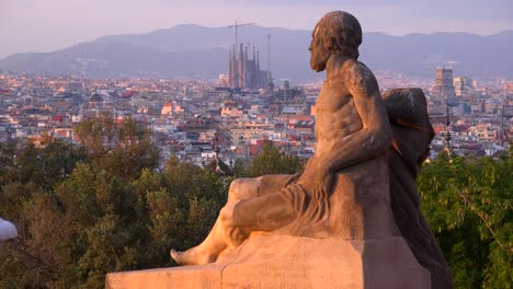 Vistas-De-Barcelona-España-Con-Estatua-En-Primer-Plano-1