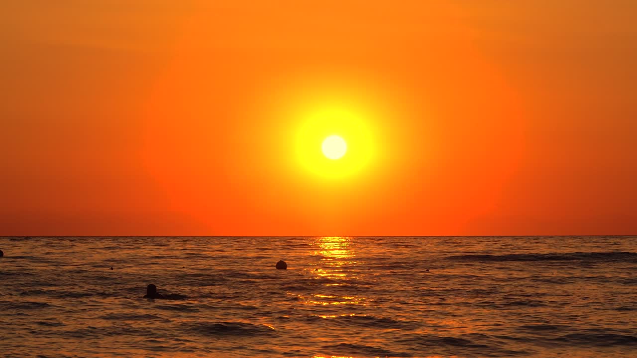 극적인 바다 일출