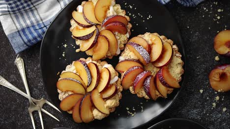 Deliciosas-Mini-Tartas-Caseras-Con-Ciruelas-Frescas-En-Rodajas