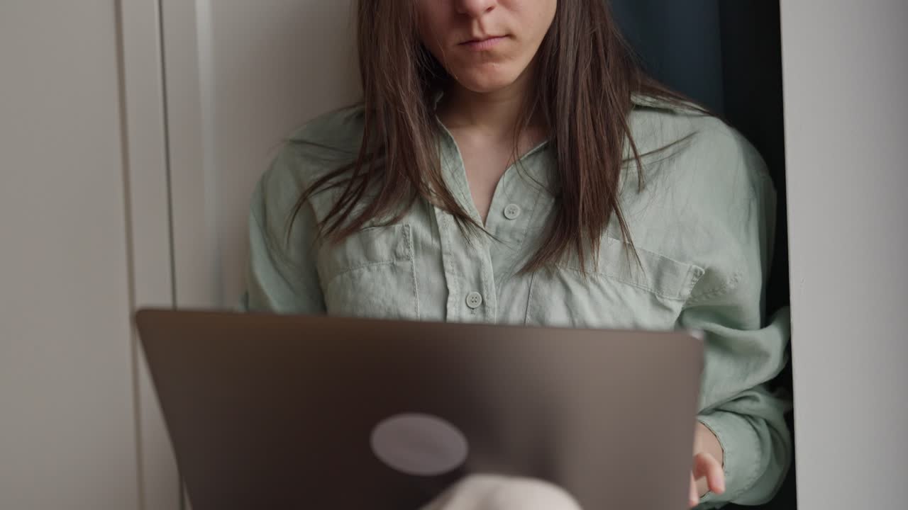 mujer trabajando desde casa en la computadora portátil