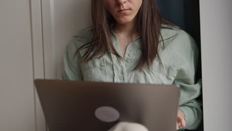 mujer trabajando desde casa en la computadora portátil