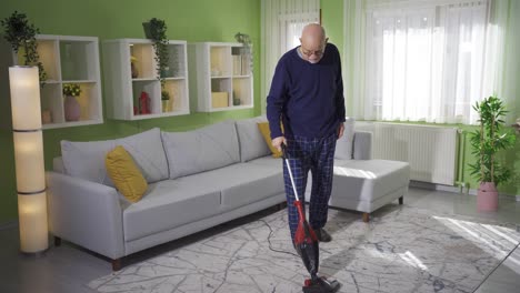 hombre viejo cansado y agotado limpiando en casa. concepto de jubilación.