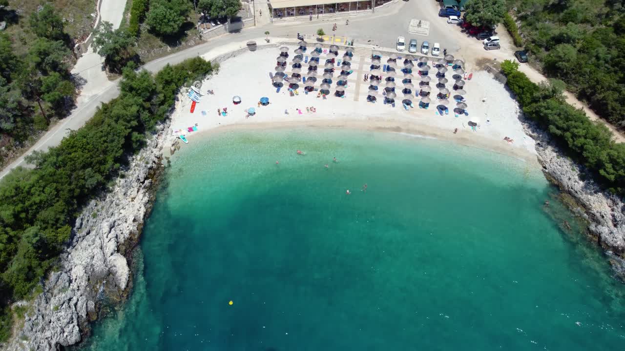 아무사 비치 베이 (ammoussa beach bay, sun umbrellas, lefkada, 그리스) 에 대한 공중 도
