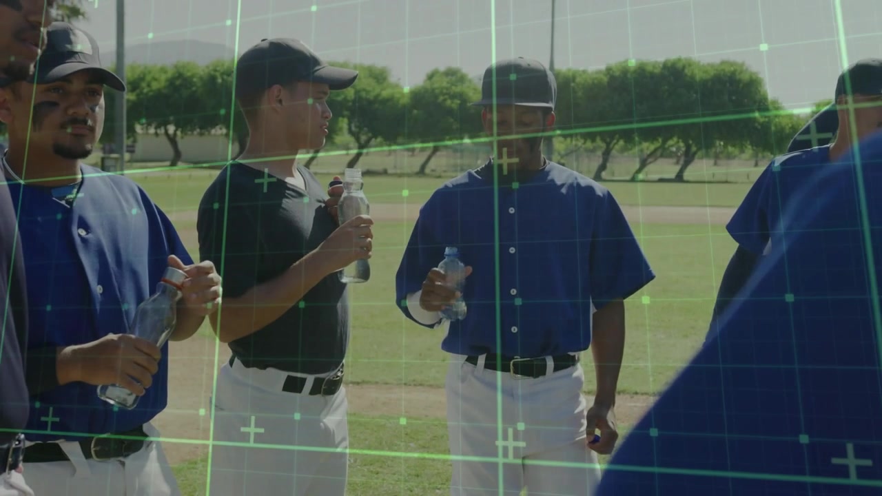 Squadra di baseball che gira i cappellini e si idrata sulla linea del campo esterno sotto una sovrapposizione di griglia digitale fluttuante.
