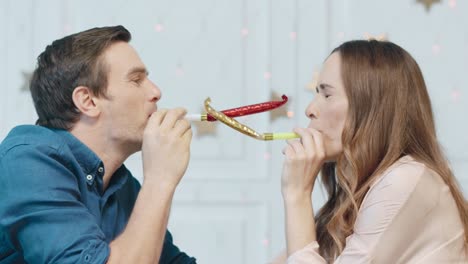 Nahaufnahme-Einer-Lächelnden-Familie,-Die-Gemeinsam-Weihnachtspfeifen-Spielt.