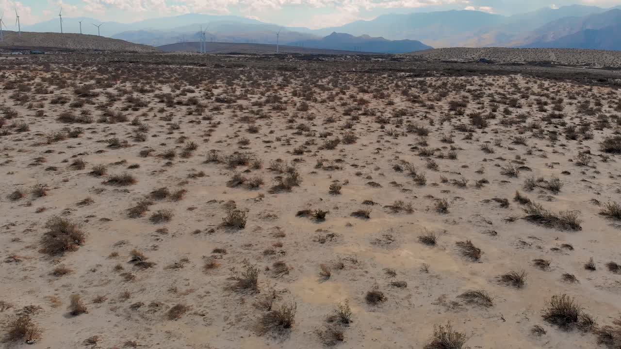 pan lento sobre la arena del desierto en una pequeña ciudad cerca de palm springs, ca