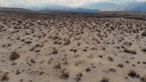 Langsamer-Schwenk-Nach-Unten-über-Wüstensand-In-Einer-Kleinen-Stadt-In-Der-Nähe-Von-Palm-Springs,-Kalifornien