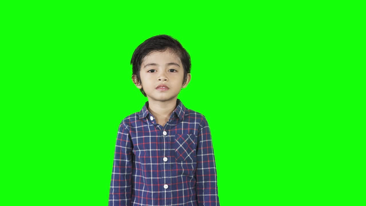 un niño conmocionado mirando a la cámara