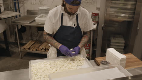 un chef de pizza prepara masa en una cocina de pizza de un elegante restaurante de lujo