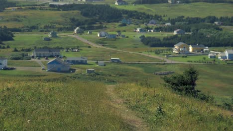 Blick-Auf-Einen-Weg,-Der-Einen-Hügel-Hinunter-Zu-Häusern-Führt