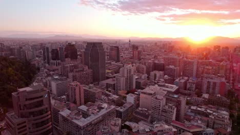 Schöner-Sonnenuntergang-über-Der-Historischen-Innenstadt-Von-Santiago,-Chile-Bei-Sonnenuntergang